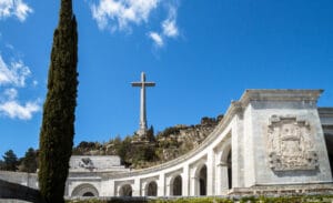 Monumentos y memoriales: Valle de los Caídos en Madrid con su basílica y cruz monumental construidos bajo el franquismo