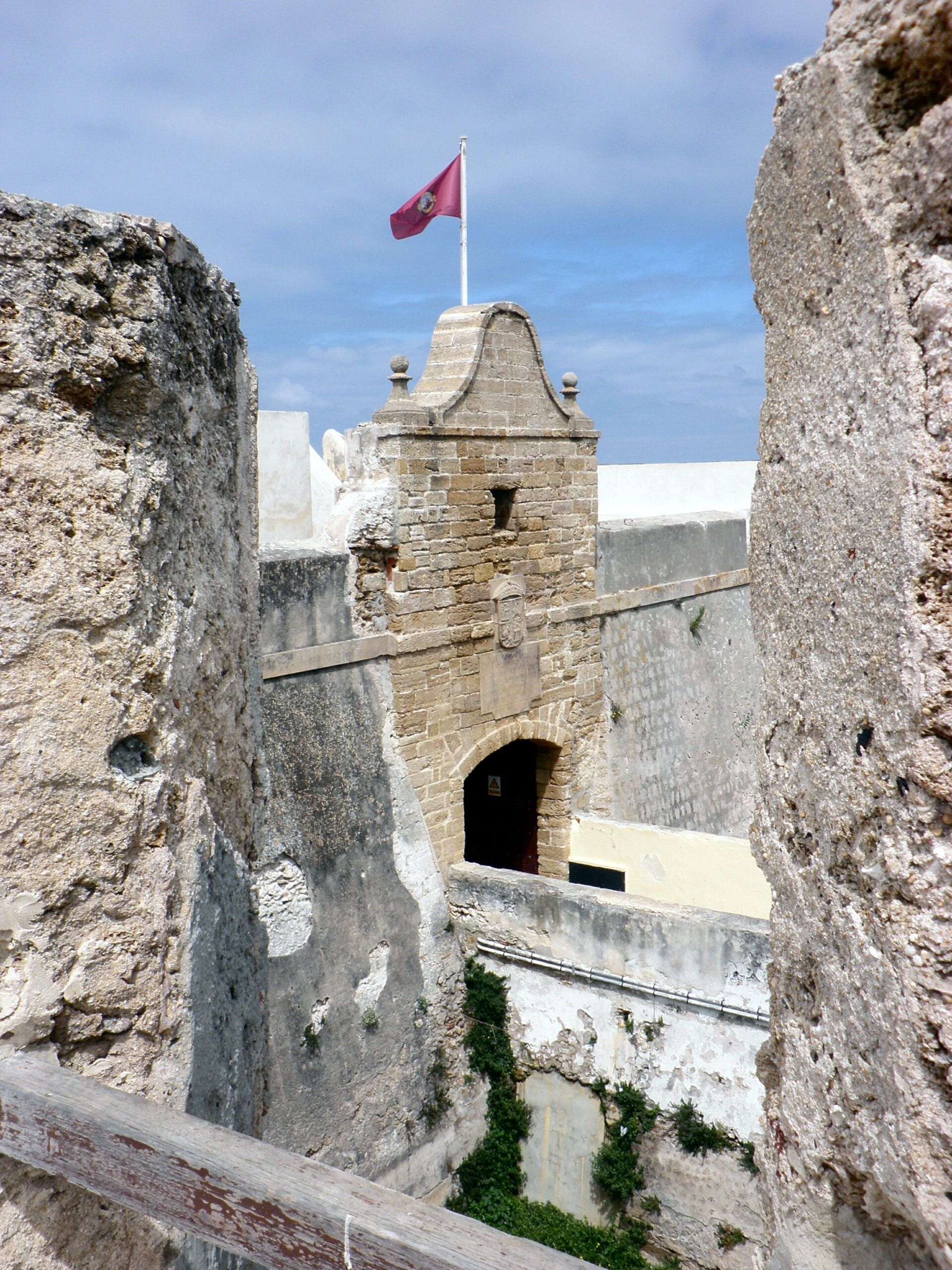Ruta de turismo oscuro: Castillo de Santa Catalina en Cádiz, fortificación histórica con vistas al Atlántico y pasado bélico