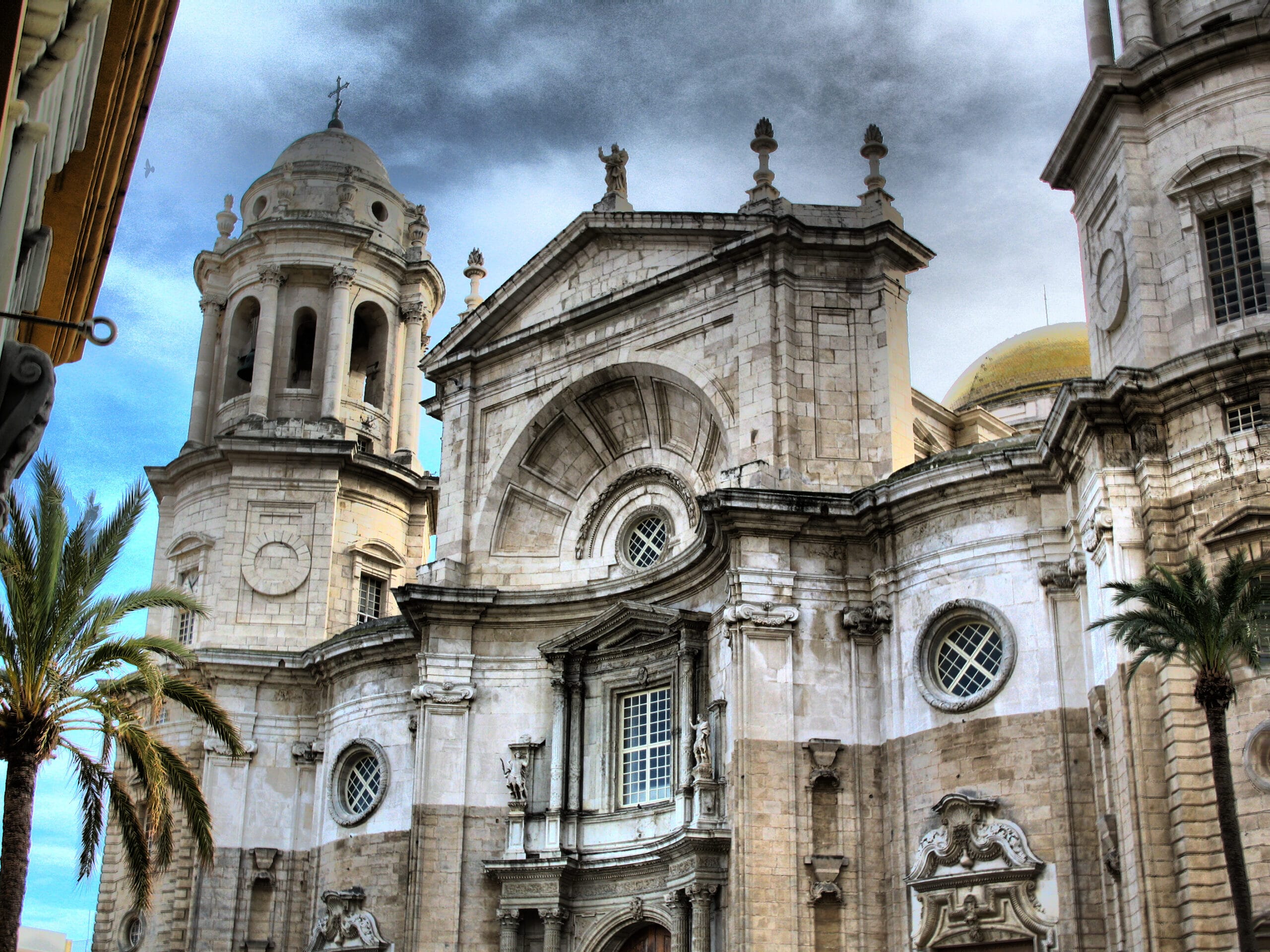 Fachada de la Iglesia de Santa Cruz en Cádiz, la antigua Catedral llena de simbolismo religioso y misterio.