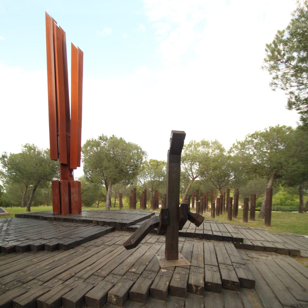 Monumento a las Víctimas del Holocausto en Madrid, ubicado en el Parque Juan Carlos I, con una llama eterna en honor a las víctimas del genocidio nazi.