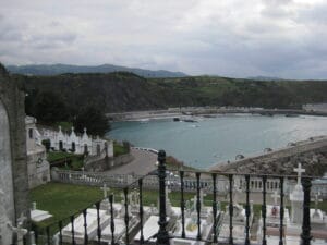 Cementerio de Luarca en Asturias, un impresionante camposanto con vistas al mar, ideal para el turismo oscuro.