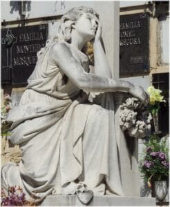 Cementerio de San Amaro en A Coruña, Galicia, un histórico camposanto vinculado al turismo oscuro.