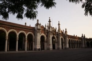 Cementerio de la Almudena en Madrid, uno de los cementerios más grandes y emblemáticos de España, ideal para el turismo oscuro.