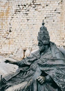 Estatua del antipapa Benedicto XIII en los muros del castillo de Peñíscola, escenario bélico de la Guerra de Sucesión Española.