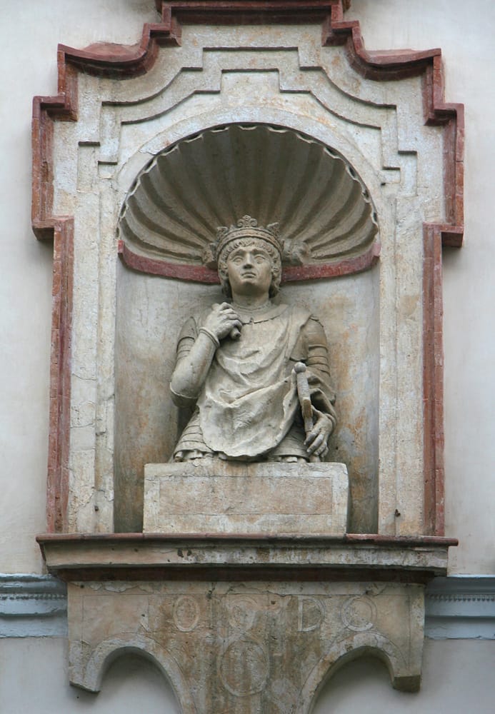Escultura en la Calle Cabeza del Rey Don Pedro en Sevilla, un lugar cargado de historia y leyenda.
