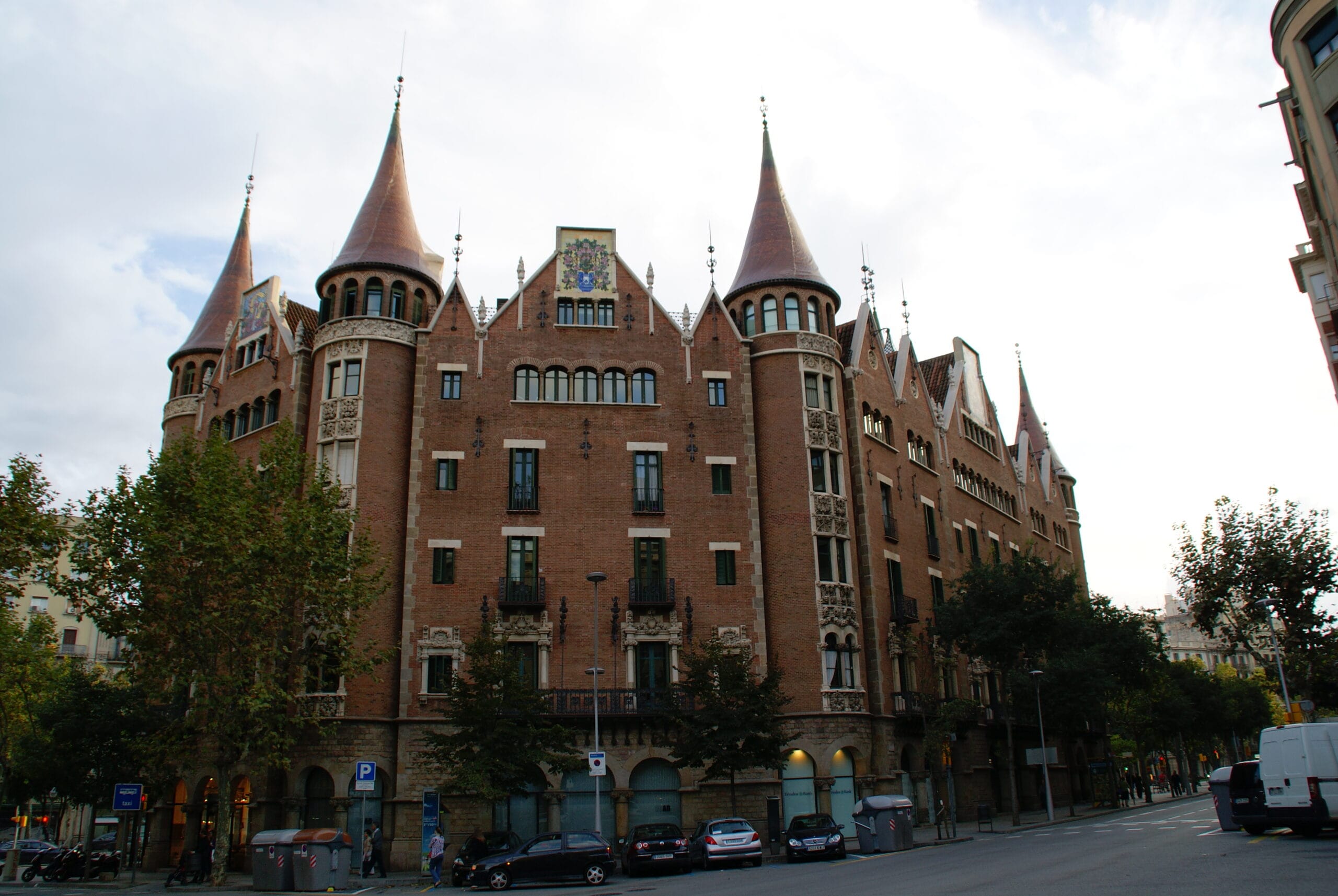 Fachada de la Casa de les Punxes en Barcelona, famosa por su estilo modernista y cuentos de misterio.