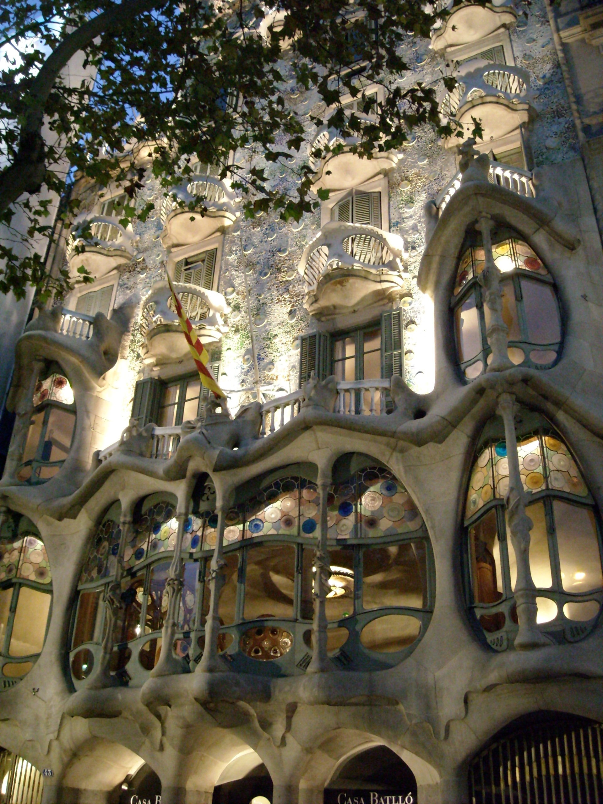 Vista panorámica de la ciudad de Barcelona, un destino lleno de misterio y lugares con historias paranormales.