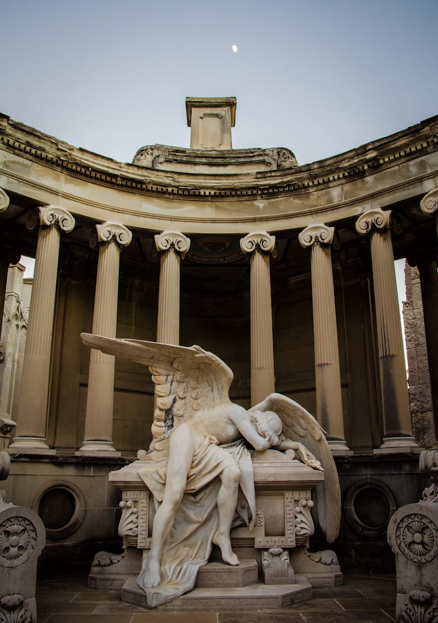 Escultura de un ángel en el Cementerio de Montjuïc en Barcelona, lugar cargado de historias de lo sobrenatural.