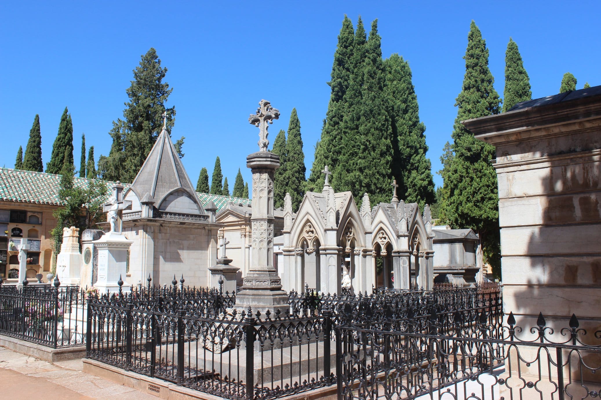Tumbas y mausoleos del Cementerio de San José en Granada, escenario de relatos trágicos de la Guerra Civil Española.