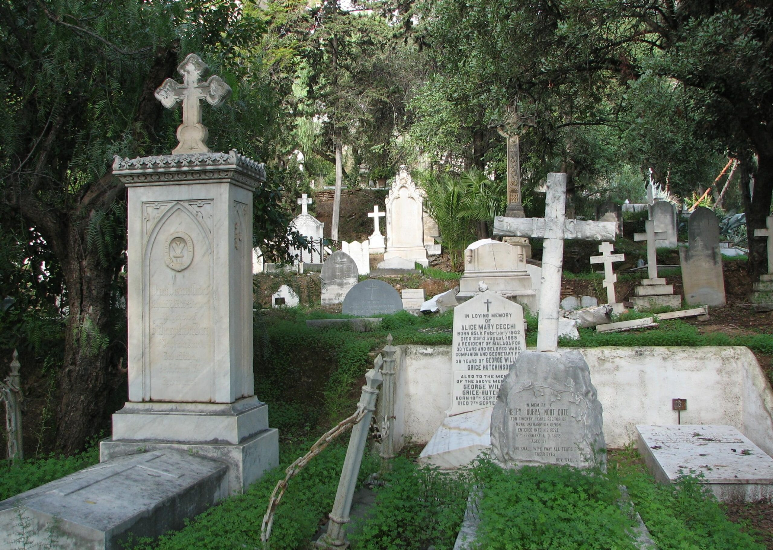 Tumbas antiguas y paisajes serenos en el Cementerio Inglés de Málaga, el primer cementerio protestante de España.