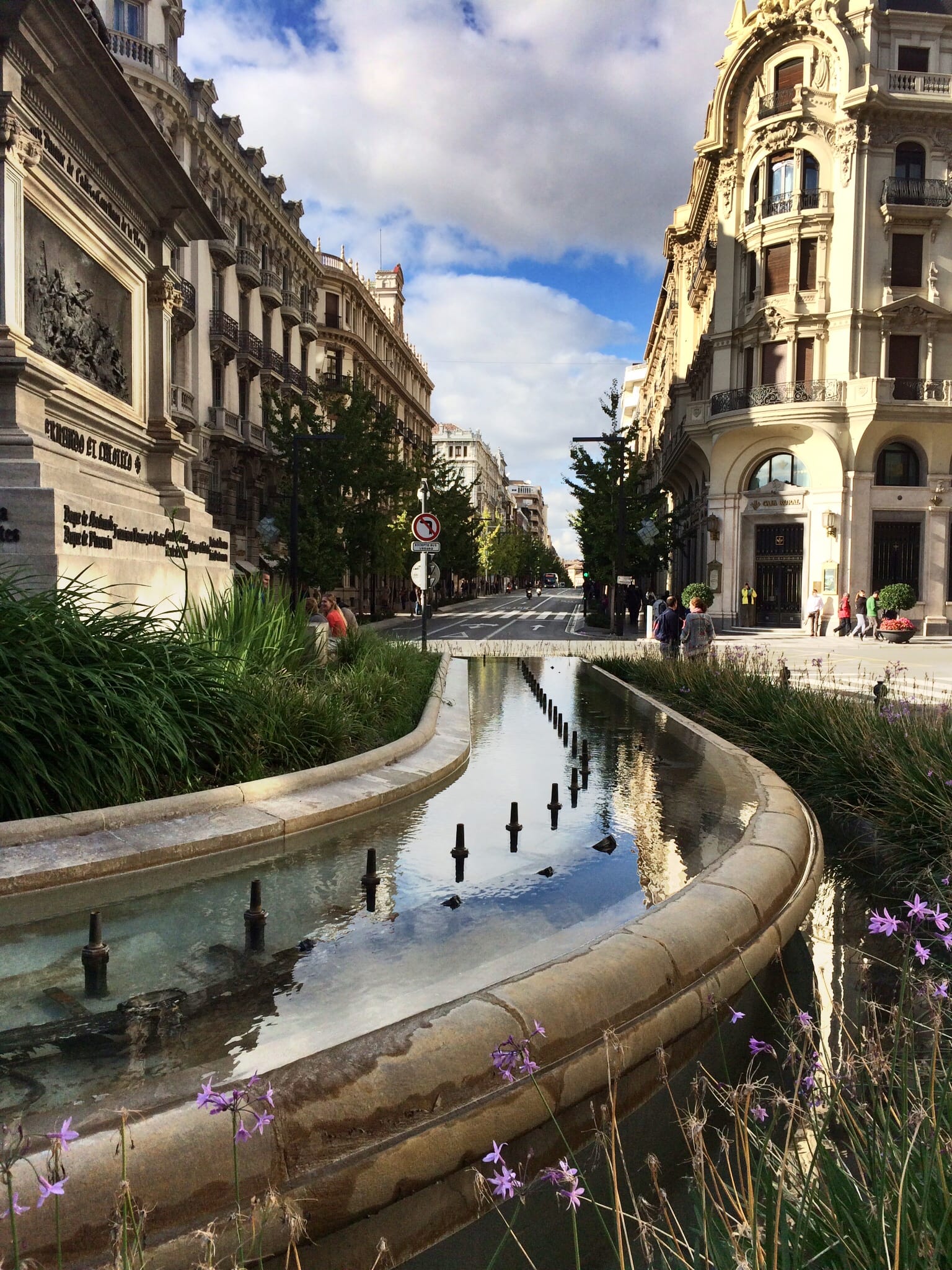 Vista de la Gran Vía de Colón en Granada, una de las arterias principales de la ciudad durante la Guerra Civil Española.