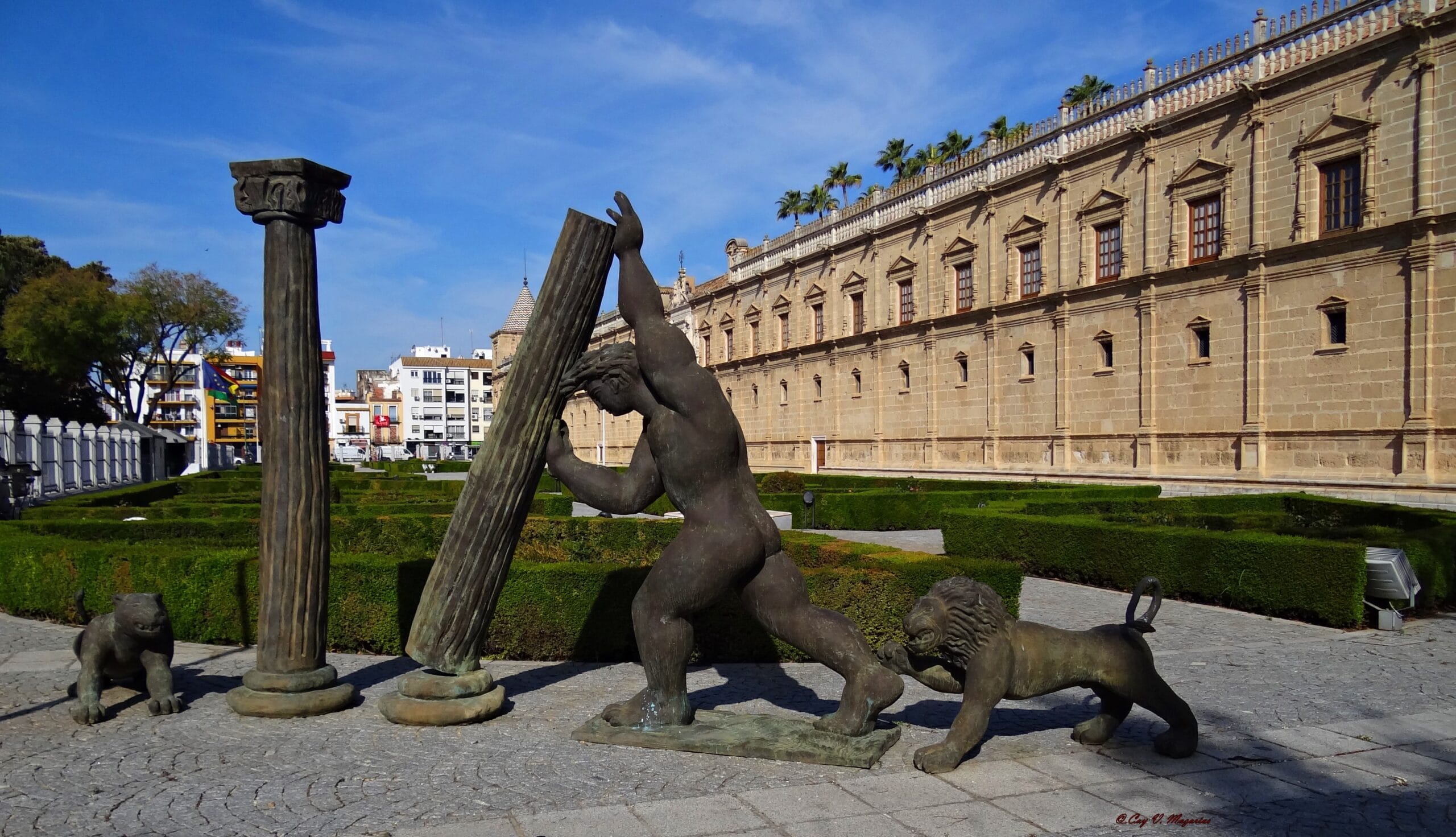 Escultura de Hércules frente al Hospital de las Cinco Llagas en Sevilla, sede del Parlamento de Andalucía.