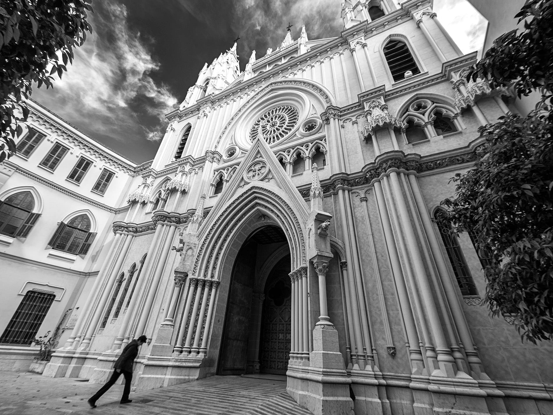 Fachada gótica de la Iglesia del Sagrado Corazón en Málaga, un templo lleno de historia y espiritualidad.
