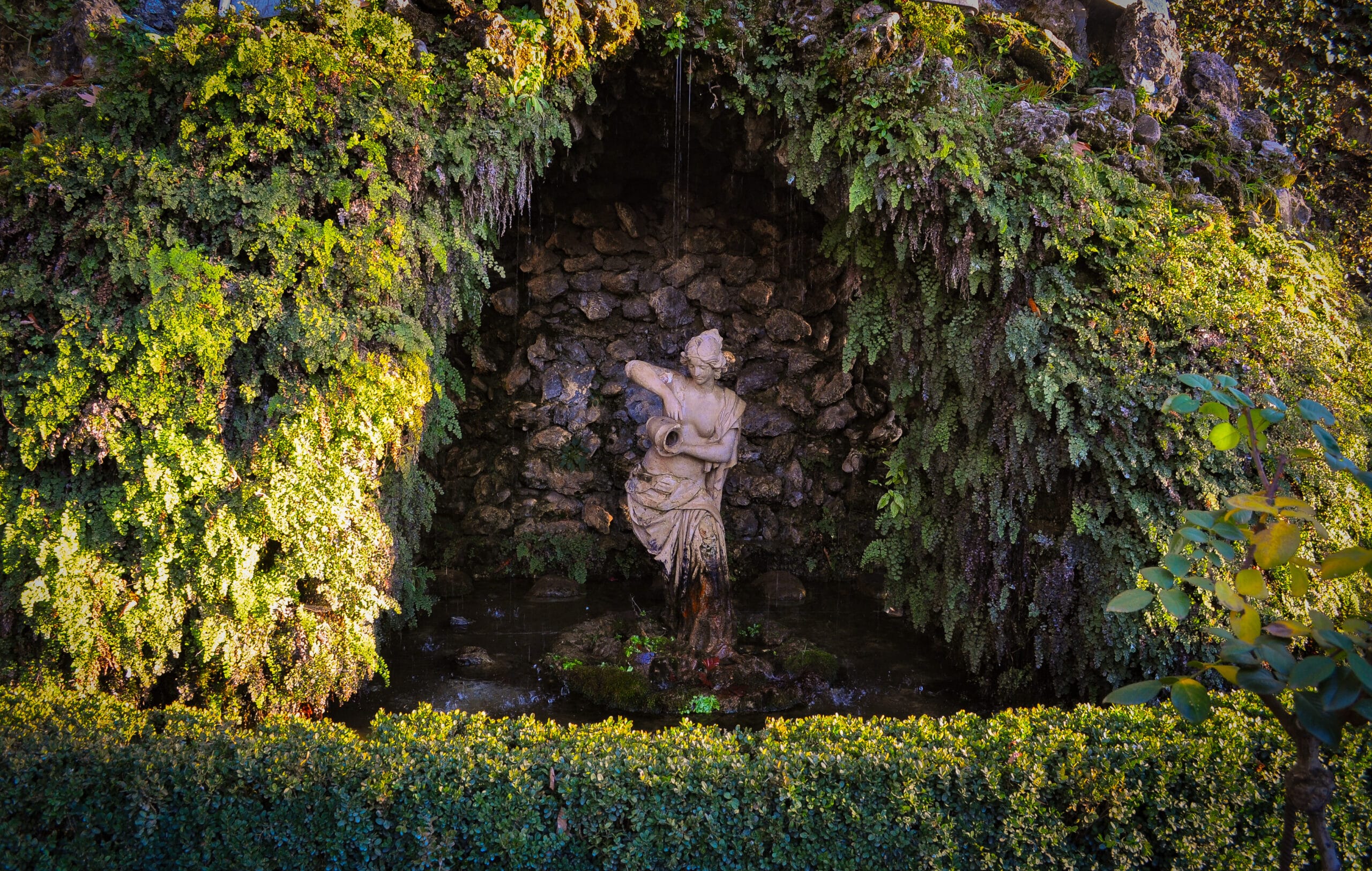 Vista de los Jardines de Carmen de los Mártires en Granada, un lugar histórico que sirvió como escenario de episodios durante la Guerra Civil Española.