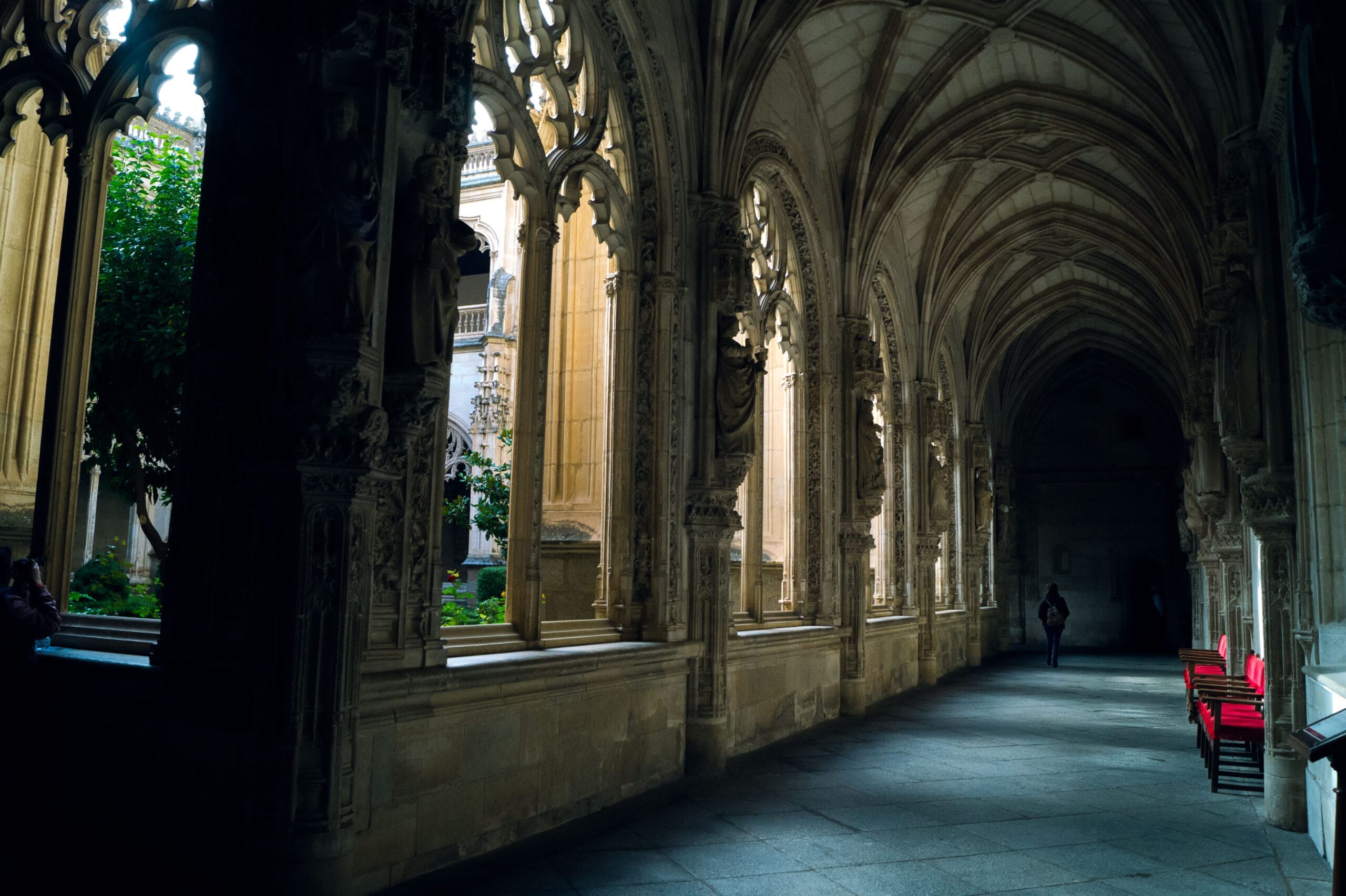 Fachada del Monasterio de San Juan de los Reyes en Toledo, con una historia marcada por sucesos oscuros y simbología inquietante.