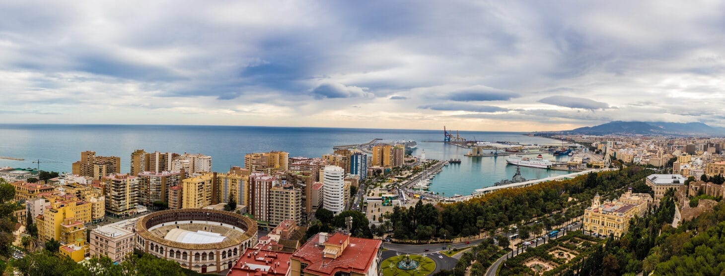 Ruta de Turismo Oscuro en Málaga: Cementerios y Más