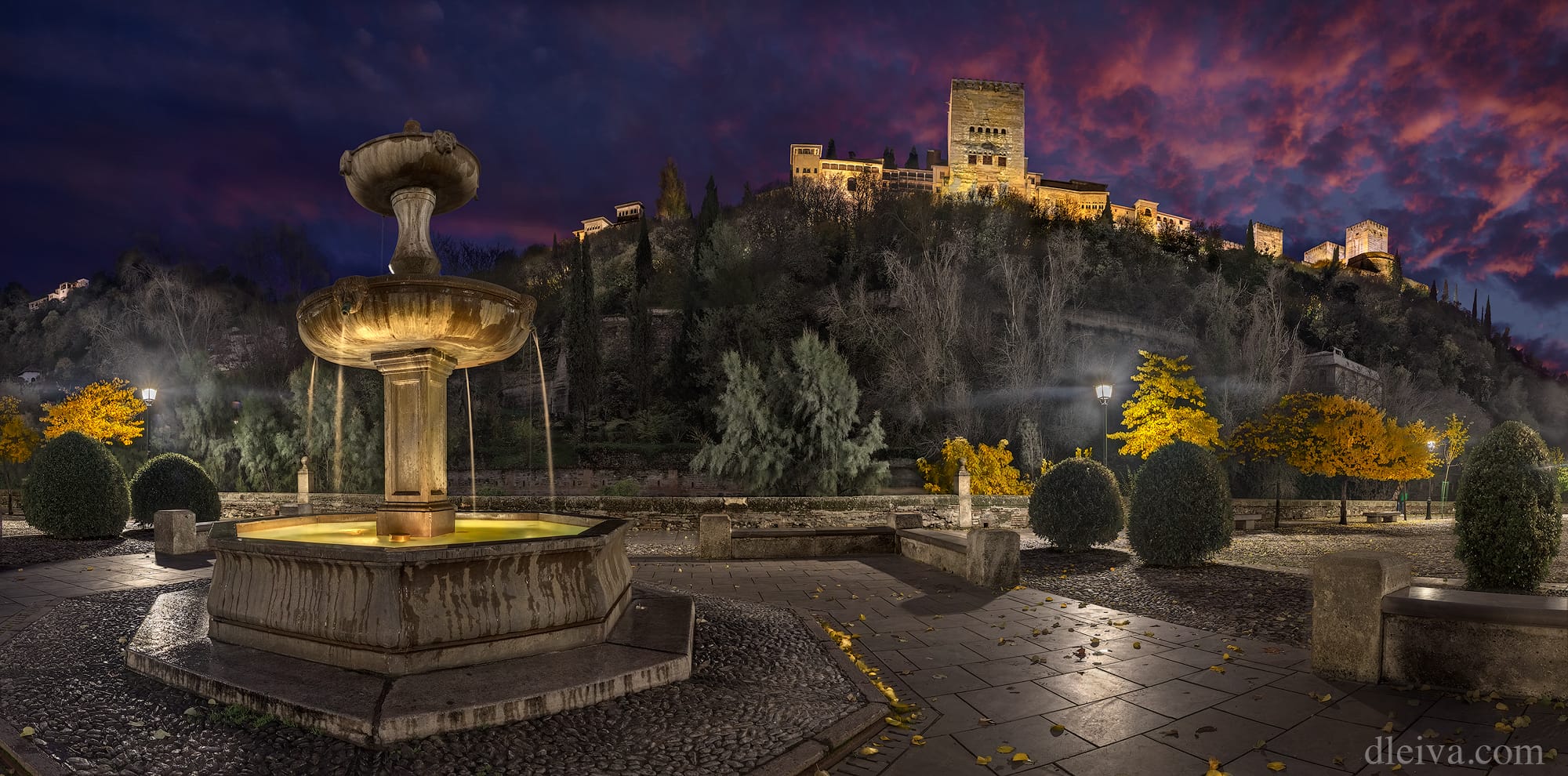 Vista del Paseo de los Tristes en Granada, una zona emblemática cargada de historias vinculadas a la Guerra Civil Española.