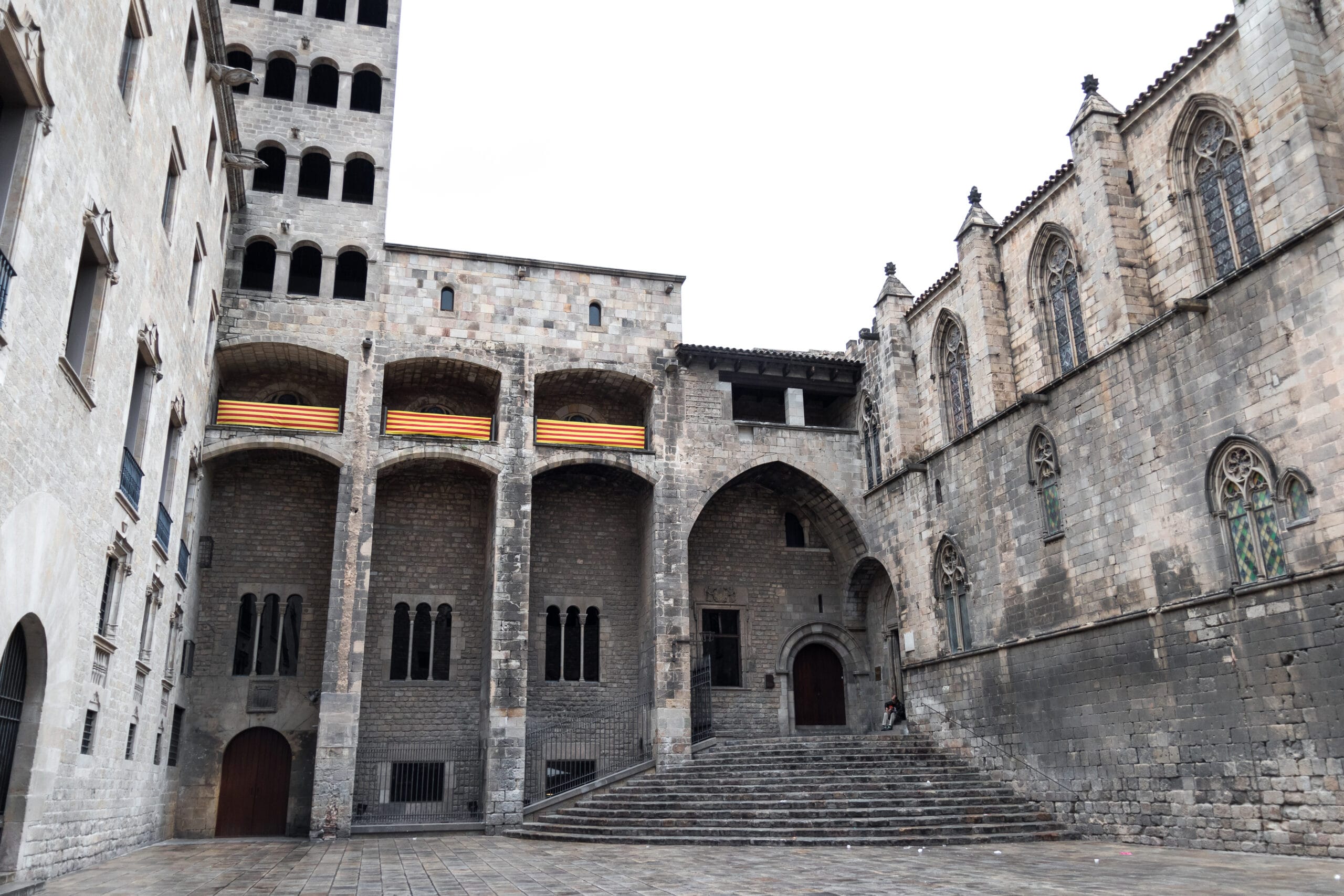 Plaza del Rey en Barcelona, un espacio histórico envuelto en leyendas de fantasmas y apariciones.