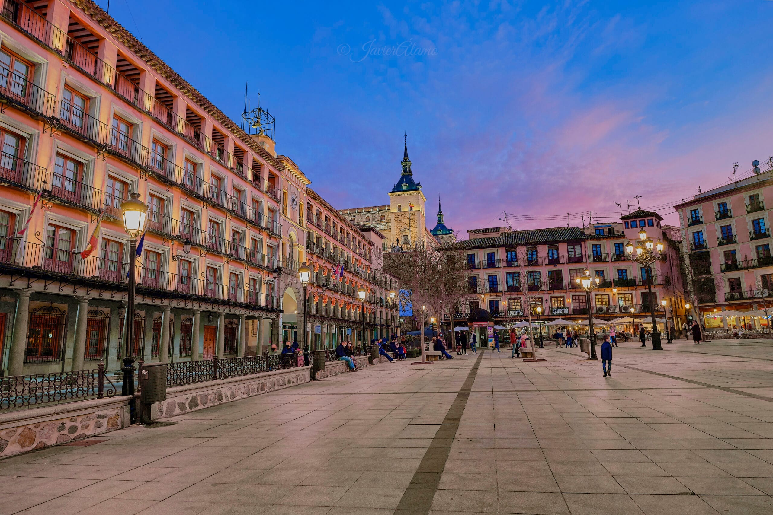 La Plaza de Zocodover en Toledo, un lugar clave cargado de historias trágicas y eventos oscuros en la ciudad.