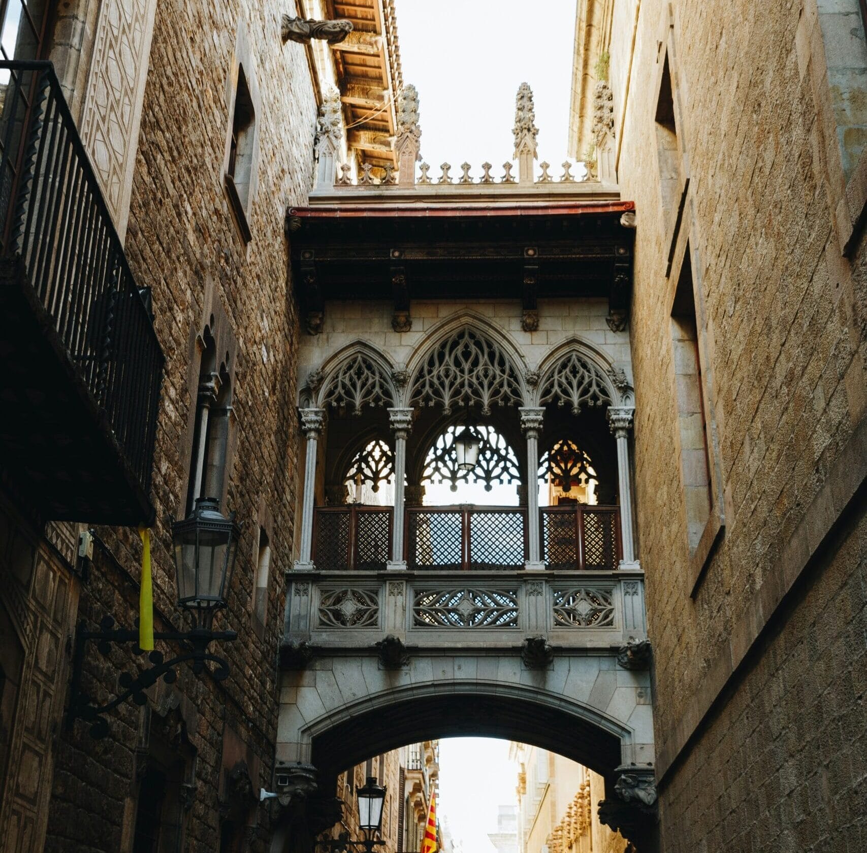 Vista del emblemático Puente del Obispo en el Barrio Gótico de Barcelona, asociado a leyendas de misterio y lo oculto.