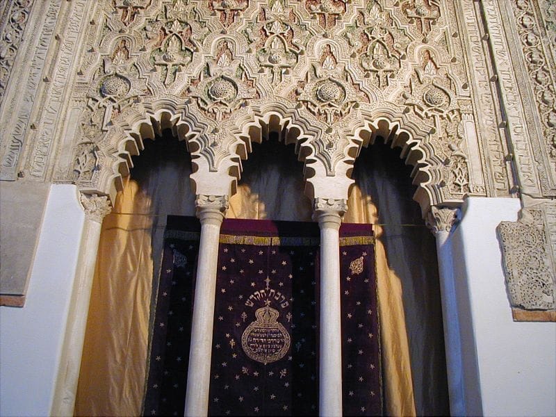 Interior de la Sinagoga del Tránsito en Toledo, un lugar lleno de misterio y significados ocultos.