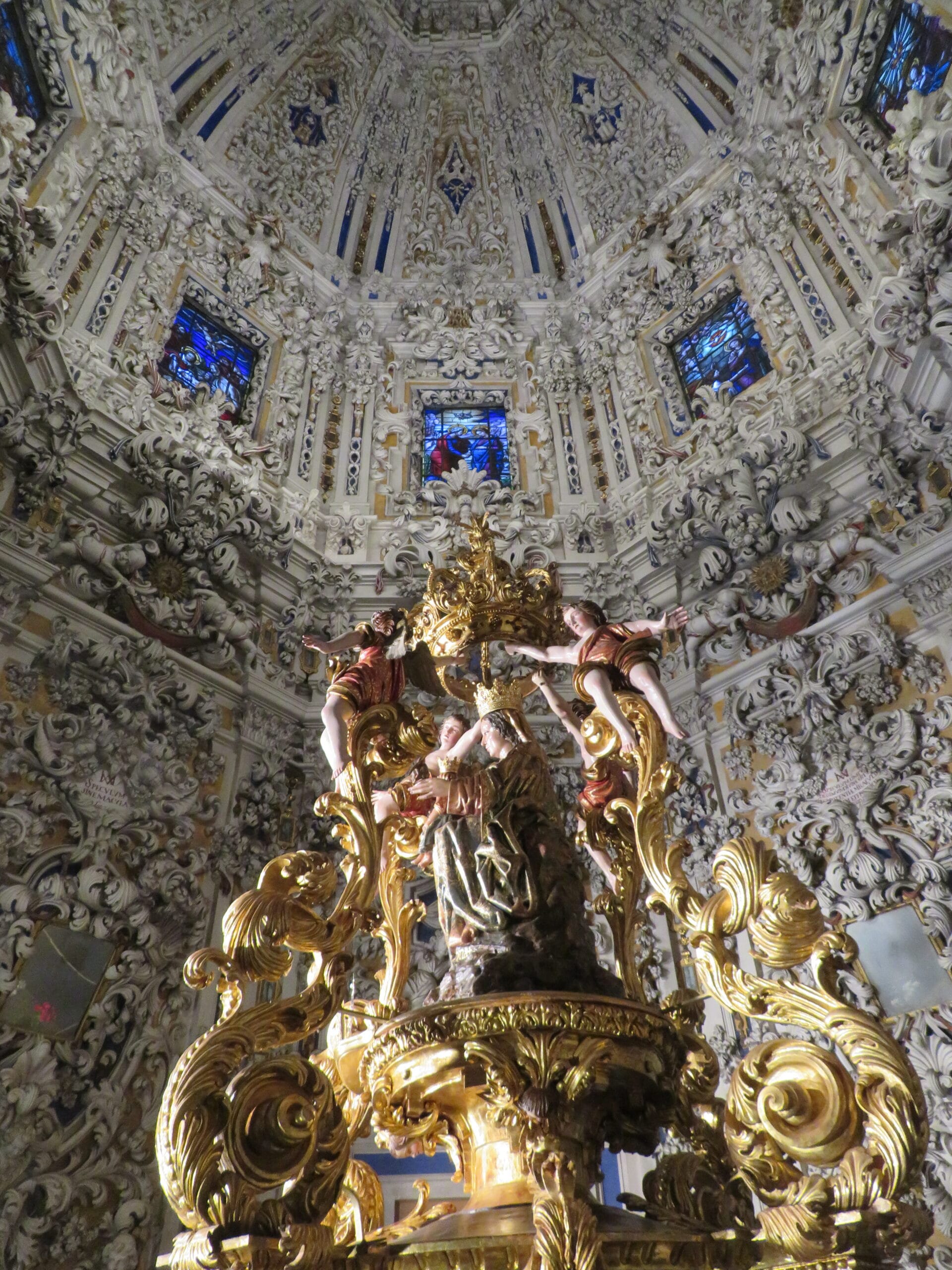 Detalle interior de la Torre Camarín del Santuario de la Victoria en Málaga, un espacio repleto de arte sacro y simbolismo.