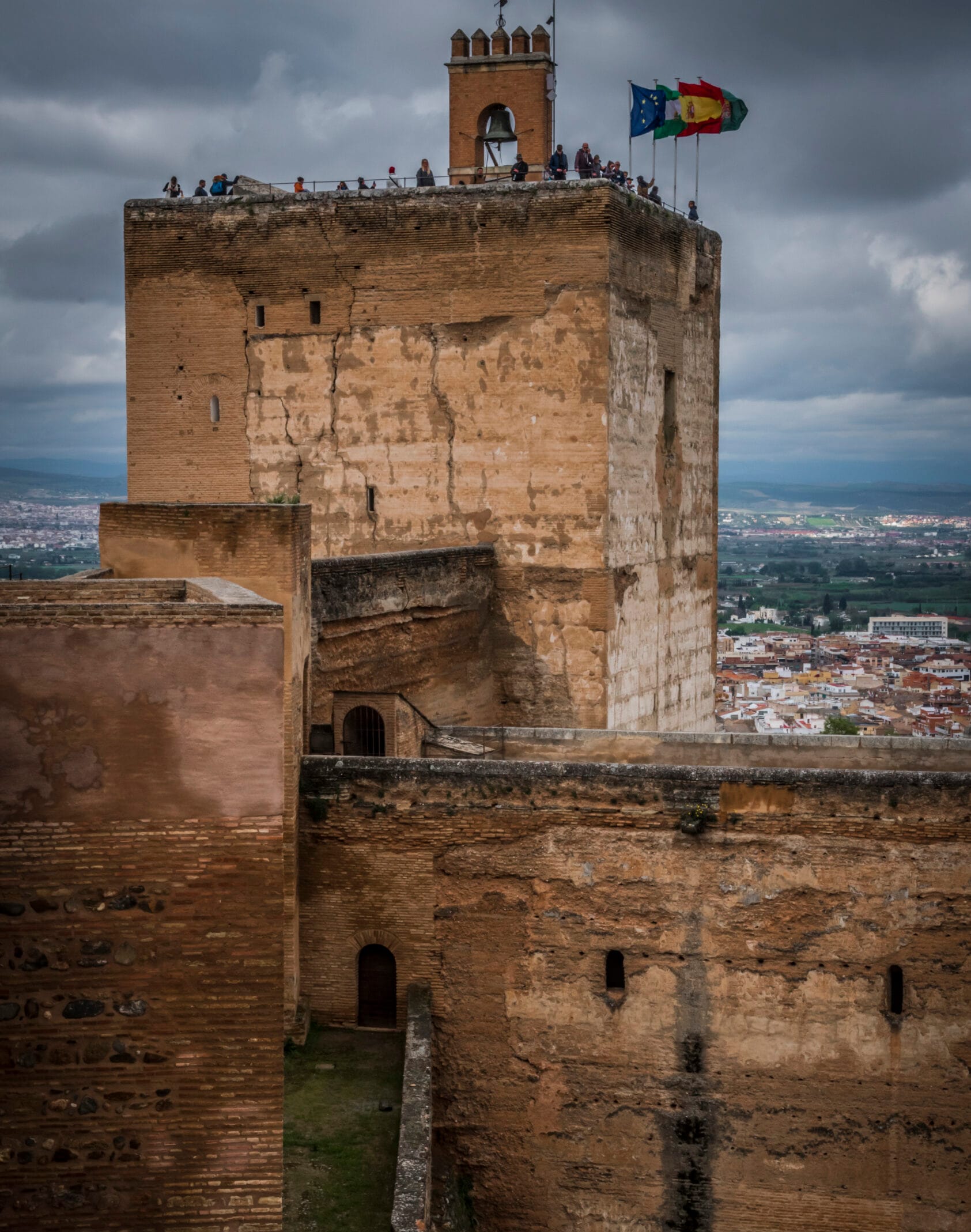 La Torre de la Vela en la Alhambra de Granada, un símbolo de resistencia y vigilancia durante los conflictos de la Guerra Civil Española.