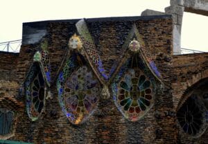 Cripta de la Colonia Güell, una obra de Gaudí ideal para rutas de turismo oscuro en España.