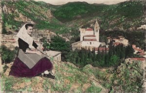 Cartuja de Valldemossa en Mallorca, España, un lugar de turismo oscuro con historia mística y conexiones con figuras como Chopin y George Sand.