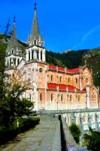 Basílica de Covadonga en Asturias, España, un santuario de turismo oscuro con leyendas de milagros y apariciones marianas.